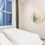 Lux Sleep 4 Flat In Earls Court Central London