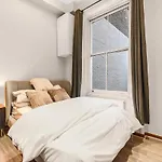 Lux Sleep 4 Flat In Earls Court Central London