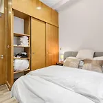 Lux Sleep 4 Flat In Earls Court Central London